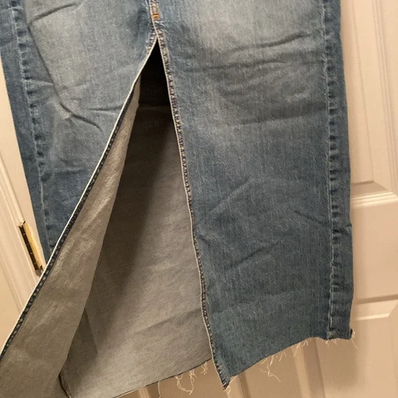 Universal Thread Medium Wash Denim Skirt…size 8 - Picture 3 of 7